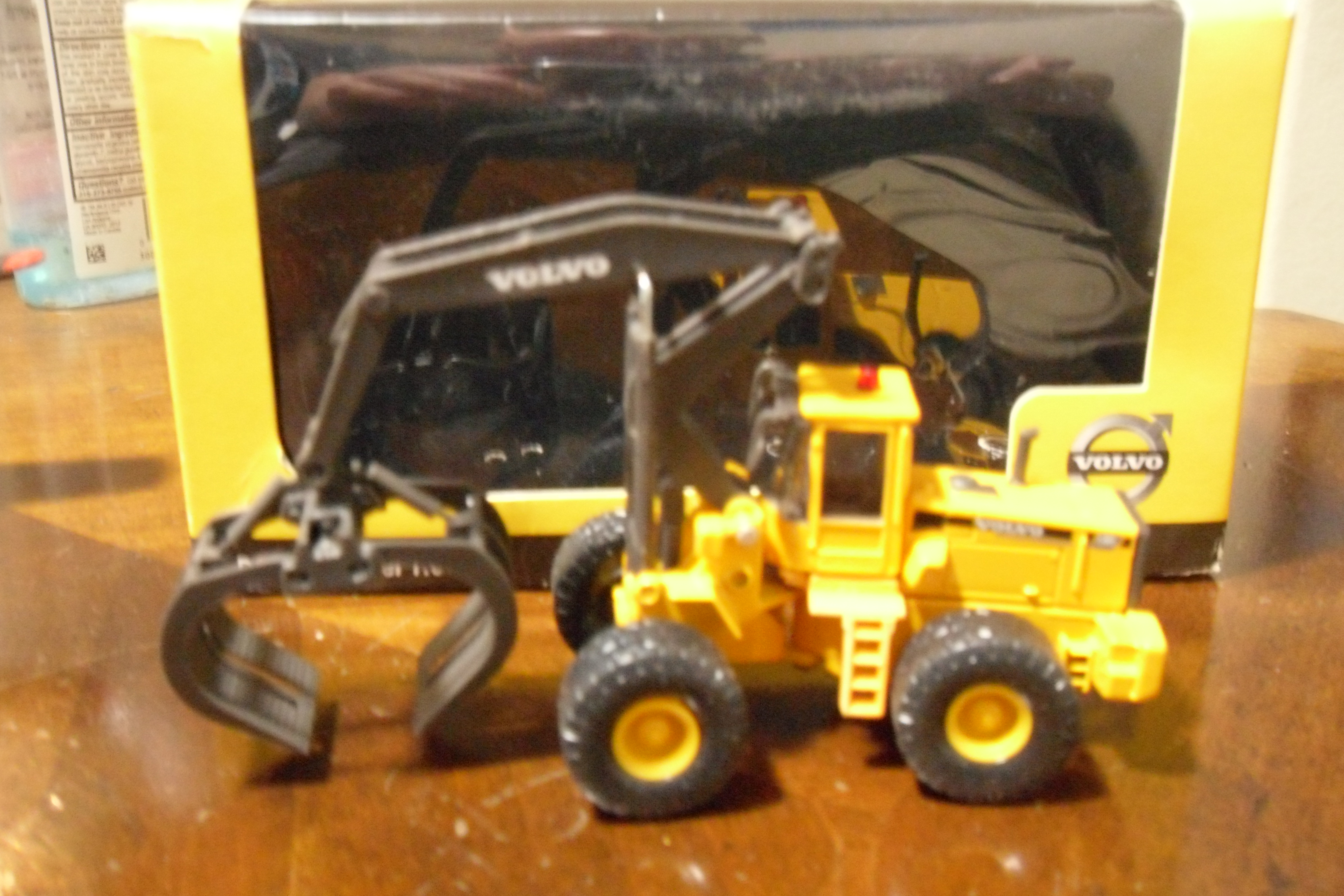 OR77524 VOLVO L180 LOG LOADER 187 SCALE - Click Image to Close