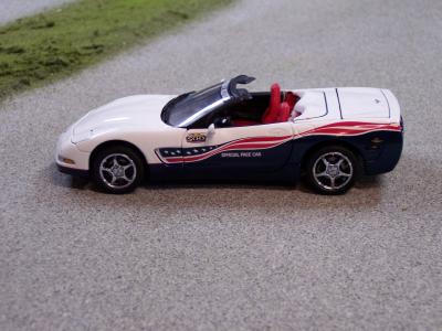 B11E029 2004 Corvette Indy 500 Indy 500 Pace Car 1/24